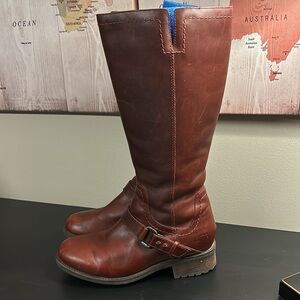 UGG Dahlen Tall Leather Boots, Bourbon, Size 7.5, Partial Zip, Buckle Detailing